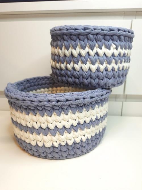 Вязаные корзины способны не только украсить интерьер, но и сделать его крайне практичным и функциональным. 03