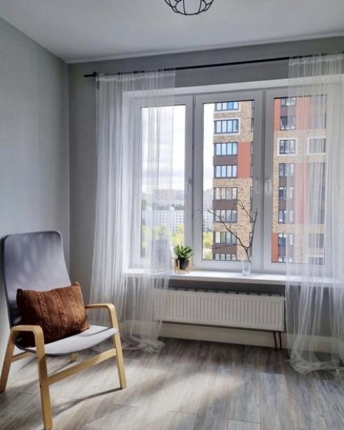 Отличный пример того, как даже самый простой интерьер без деталей может смотреться уютно и продуманно. 01