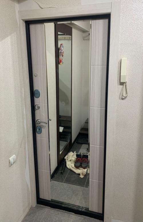 Подборка работ по установке входных дверей со встроенным зеркалом, закрепленным на внутренней стороне. 01