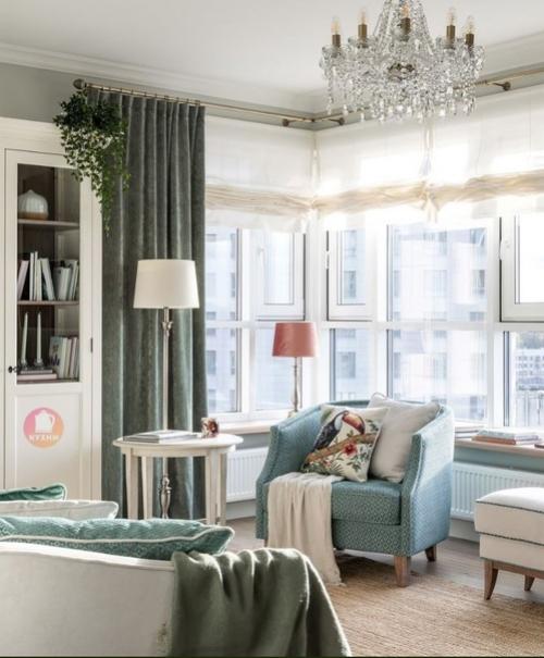 Пространство кухни - гостиной, разделенное на две функциональные зоны при помощи раздвижной стеклянной перегородки. 07