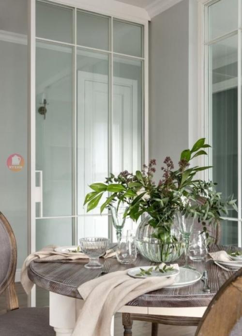 Пространство кухни - гостиной, разделенное на две функциональные зоны при помощи раздвижной стеклянной перегородки. 05