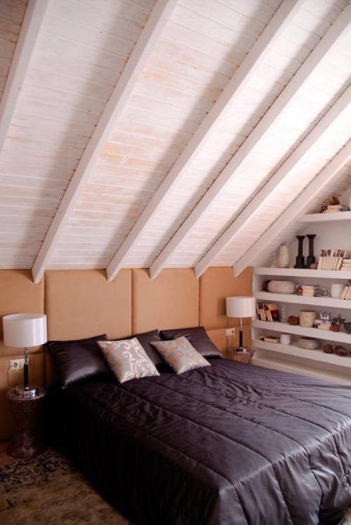 Интерьер мансардной спальни 17 кв. 01