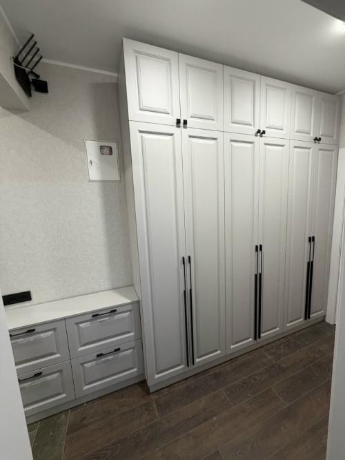 Прихожие в типовых квартирах - это совсем небольшое помещение без окон.  