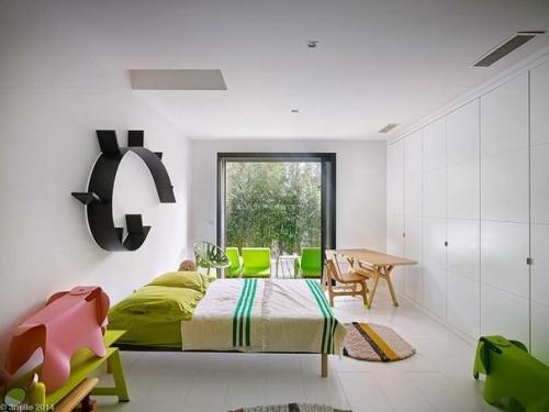Дизайн интерьера бело - зеленой спальни. 05