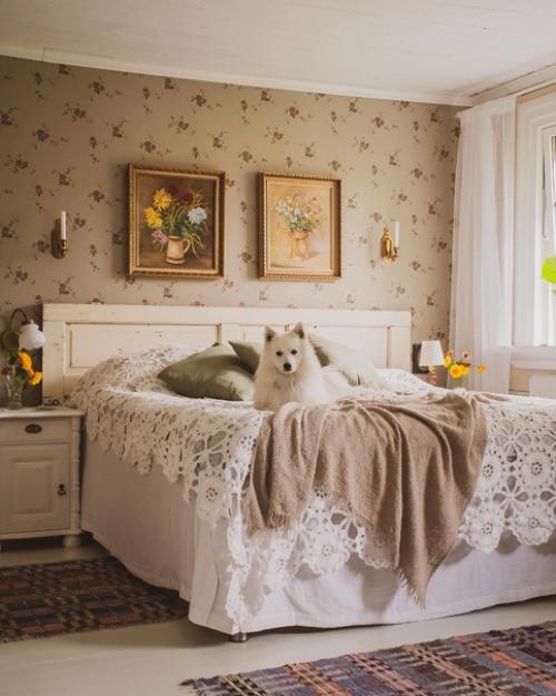 Добро пожаловать в деревенский дом Эммы 1938 года постройки с красивыми винтажными обоями, приятным текстилем и деревянной мебелью. 06