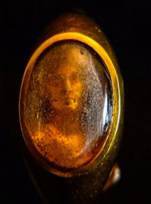 Артефакт с голографичеким эффектом обнаружили в неразграбленной семейной гробнице в окрестностях Рима, найденной в 2021 году. 01