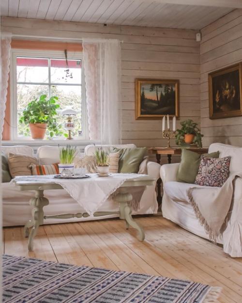 Добро пожаловать в деревенский дом Эммы 1938 года постройки с красивыми винтажными обоями, приятным текстилем и деревянной мебелью. 01