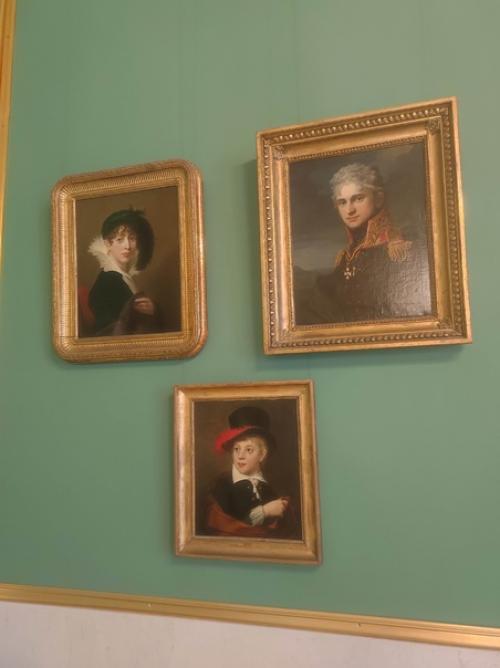 Большинство картин из коллекции семьи Строгановых, к сожалению, разворованы и уничтожены коммунстами. 06