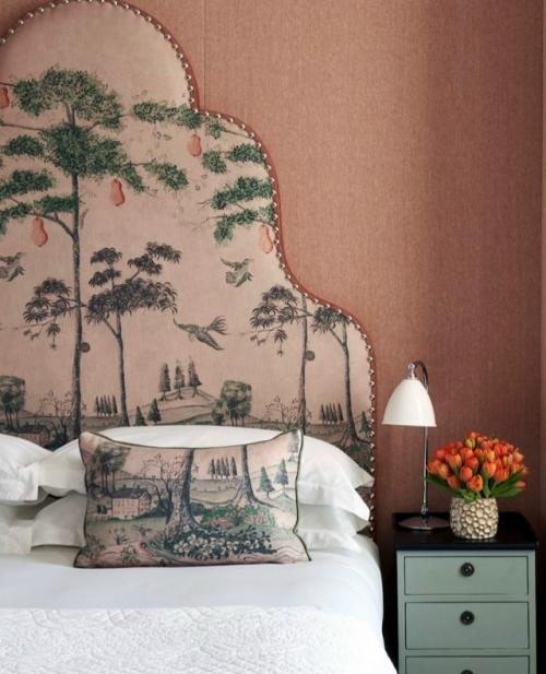 Изголовье кровати как арт - объект - вариант для смелых и продвинутых.

