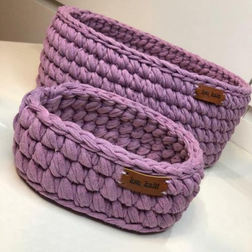 Вязаные корзины способны не только украсить интерьер, но и сделать его крайне практичным и функциональным. 05