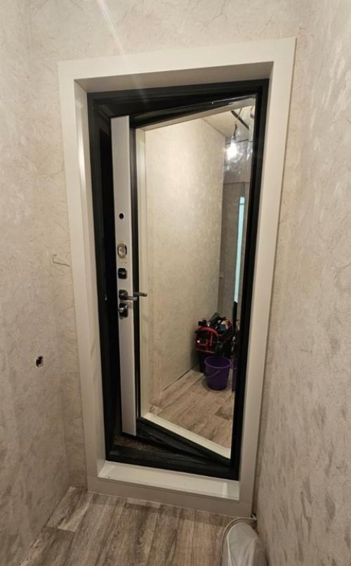 Подборка работ по установке входных дверей со встроенным зеркалом, закрепленным на внутренней стороне. 03