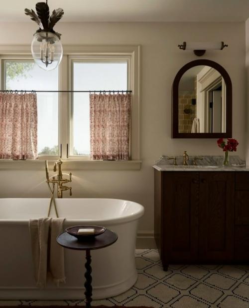 Полностью отреставрированный загородный дом 1980-х годов превратился в удивительное пространство, где прошлое и настоящее живут в гармонии. 06