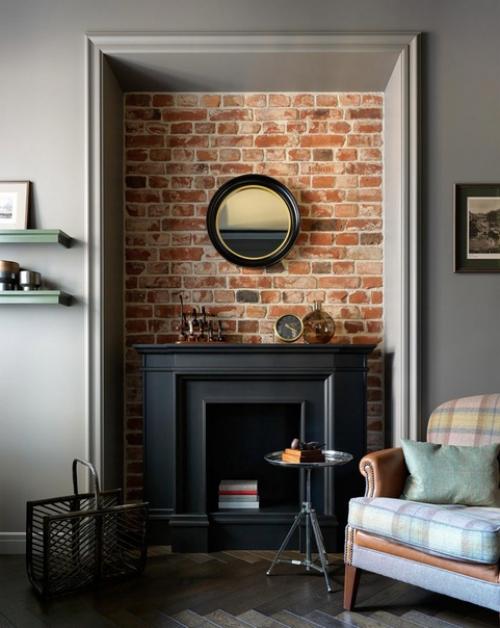 Когда семья приобрела квартиру в доме 1905 года на Маросейке, они обратились к дизайнерам с просьбой сохранить уникальную атмосферу старой Москвы. 02