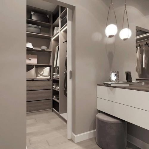 Небольшая квартира, где нашли место для отдельной гардеробной. 02