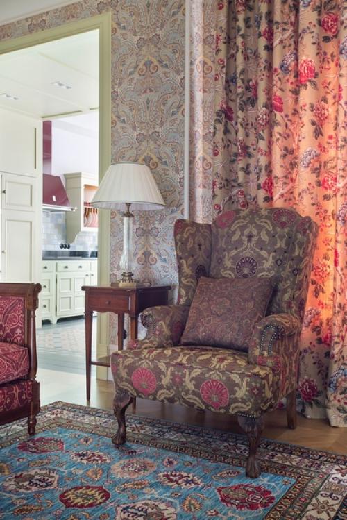 Очень атмосферный, колоритный интерьер кухни, столовой и гостиной в загородном доме! 06