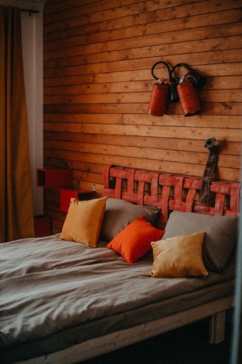 У наших дизайнеров, семейной пары Сергея и Марины, случилось горе - сгорел дом. 03