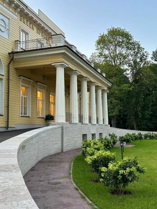 Дача ольденбургского (дача Долгорукова) на набережной малой невки.

