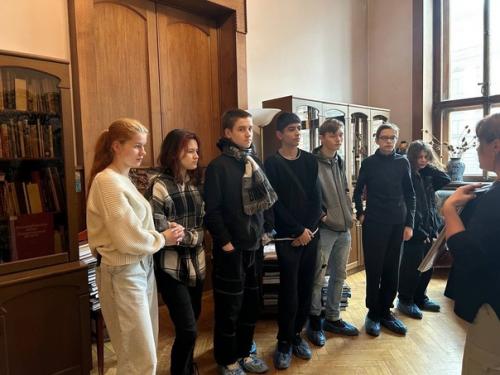 15 марта учащиеся 8 б класса с классным руководителем Хакимовой а. в. посетили детскую центральную библиотеку истории и культуры Санкт-петербурга. 09