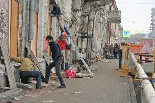 Спасти дом с атлантами!