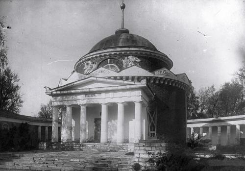 Усадьба суханово.  В допетровские времена эти земли на высоком берегу реки гвоздянки были издревле царской вотчиной. 05