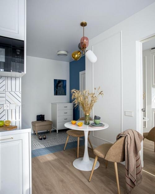 Владелица однокомнатной квартиры в ЖК Гринада в Москве хотела оформить интерьер с использованием ярких цветов, но при этом не перегрузить его. 02