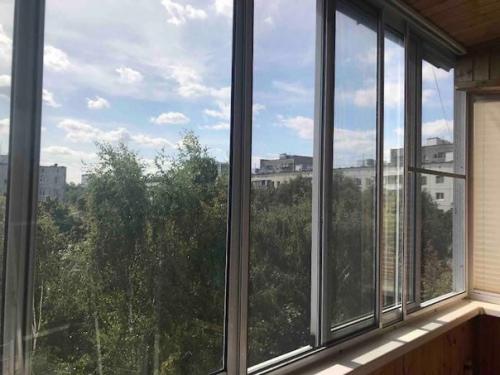 Сетка на раздвижное алюминиевое остекление балкона. 02