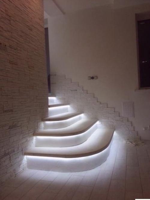 Ступени с подсветкой для загородного дома. 02