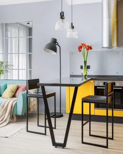 Яркая кухня!  А защитное стекло на стене отличной идеей кажется. 01