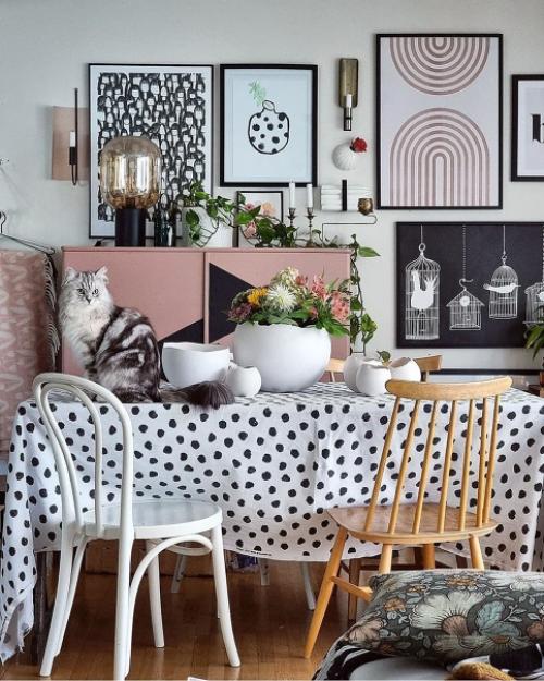 Маленькая черная печь, обои в цветочек, старая мебель, скатерть в горошек, винтажные детали - такое ощущение, что этот интерьер застыл вне времени. 01