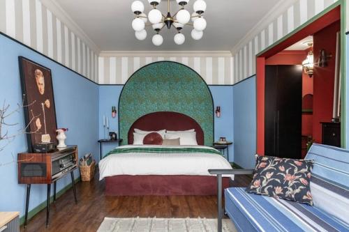 Удивительная однокомнатная квартира в доме хрущёвской постройки, которая поражает воображение своим необычным дизайном. 04