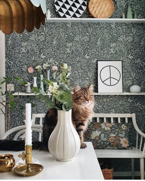 Маленькая черная печь, обои в цветочек, старая мебель, скатерть в горошек, винтажные детали - такое ощущение, что этот интерьер застыл вне времени. 05