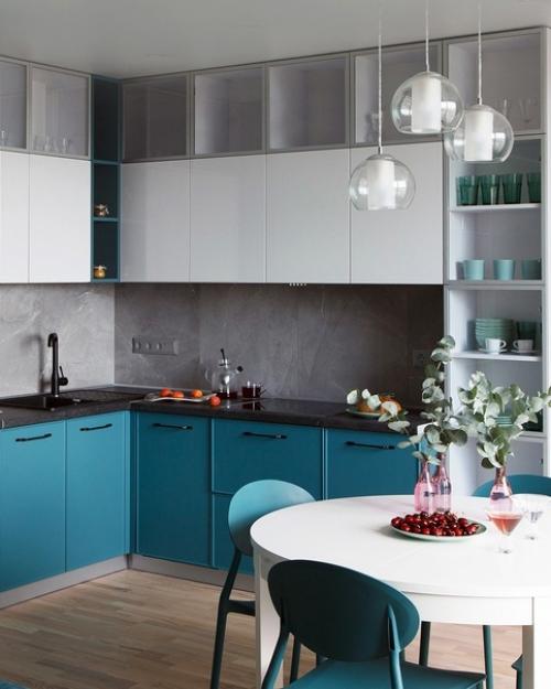 Стильный интерьер квартиры в голубом цвете создает ощущение свежести и спокойствия, а также придает помещению некую изысканность и гармонию. 01