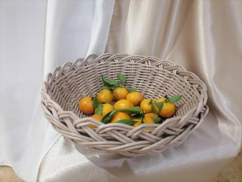 Фруктовница из бумажной лозы - это стильное и экологичное изделие, которое отлично впишется в интерьер кухни или гостиной.  