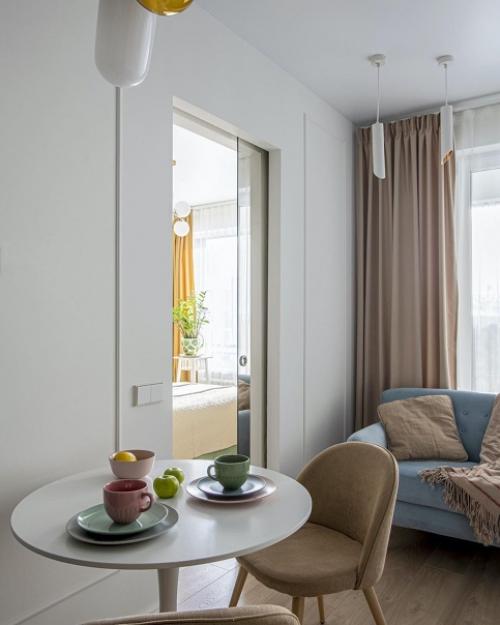 Владелица однокомнатной квартиры в ЖК Гринада в Москве хотела оформить интерьер с использованием ярких цветов, но при этом не перегрузить его. 03