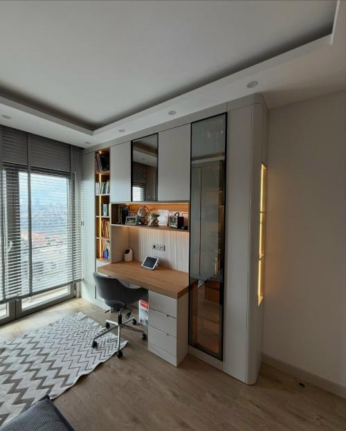 Интерьер детской выполнен в современном минималистичном стиле с продуманной функциональностью и спокойной, тёплой атмосферой. 05