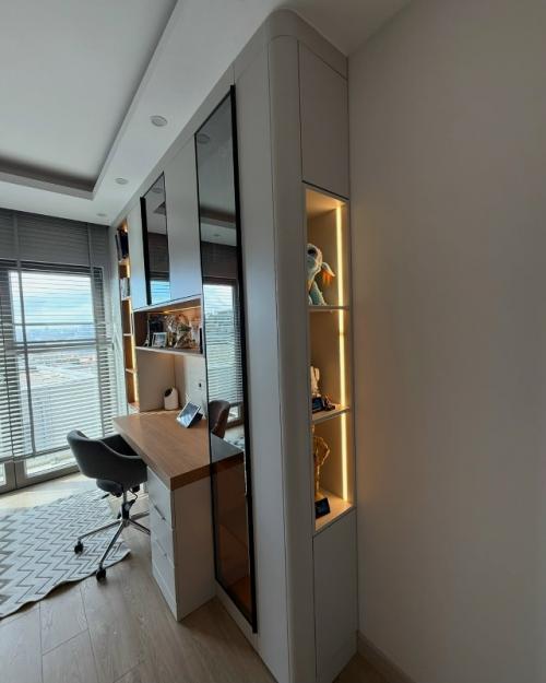 Интерьер детской выполнен в современном минималистичном стиле с продуманной функциональностью и спокойной, тёплой атмосферой. 06