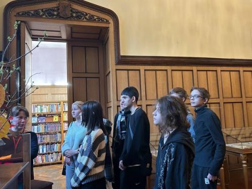 15 марта учащиеся 8 б класса с классным руководителем Хакимовой а. в. посетили детскую центральную библиотеку истории и культуры Санкт-петербурга. 04