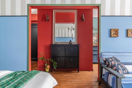 Удивительная однокомнатная квартира в доме хрущёвской постройки, которая поражает воображение своим необычным дизайном. 07