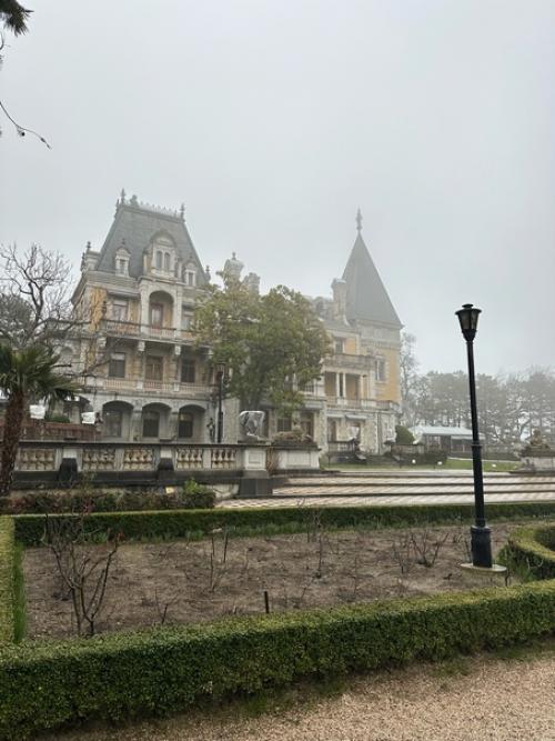 Масандровский дворец.  В своем нынешнем облике он для императора Александра III строился. 01