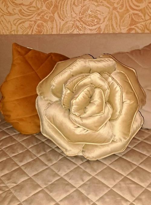А теперь немного другого плана подушка - цветок. 01