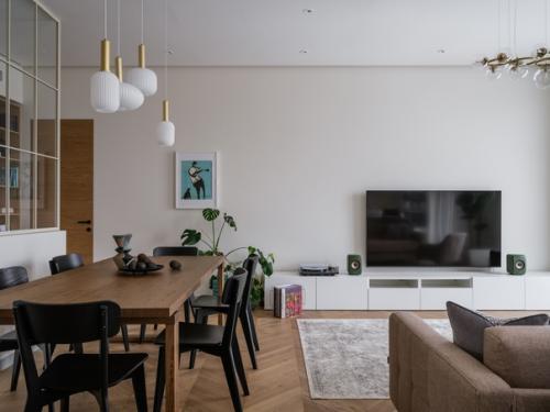 Архитектор Дарья Брагина создала уютный интерьер для молодой пары, которая обожает путешествовать и устраивать дружеские посиделки. 04