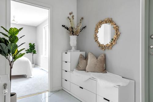 Розовый цвет в разных количествах присутствует в оформлении каждого помещения в этой небольшой шведской квартире в 63 кв. 04