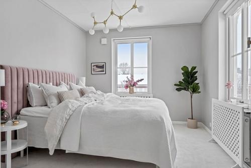 Розовый цвет в разных количествах присутствует в оформлении каждого помещения в этой небольшой шведской квартире в 63 кв. 03