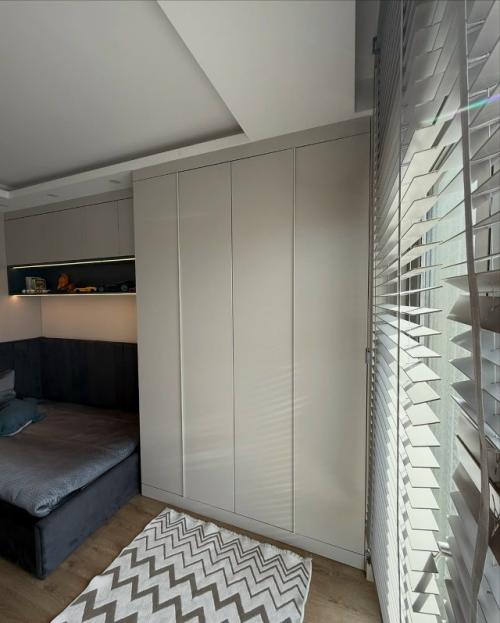 Интерьер детской выполнен в современном минималистичном стиле с продуманной функциональностью и спокойной, тёплой атмосферой. 03