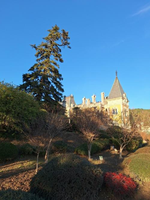 Массандровский дворец, который часто называют Крымским Версалем или французским замком. 02 Массандровский дворец, который часто называют Крымским Версалем или французским замком. 02