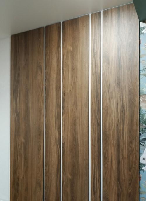 Маше выделена самая большая комната в квартире. 09