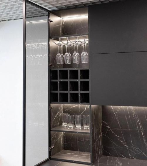 Строгая и стильная кухня, сразу после монтажа. 01