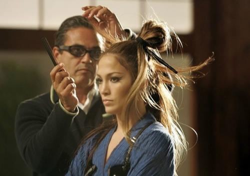 Это культовый американский стилист орбе каналес, который создал имидж супермодели 90-х и работал за кулисами модной индустрии три десятилетия. 

