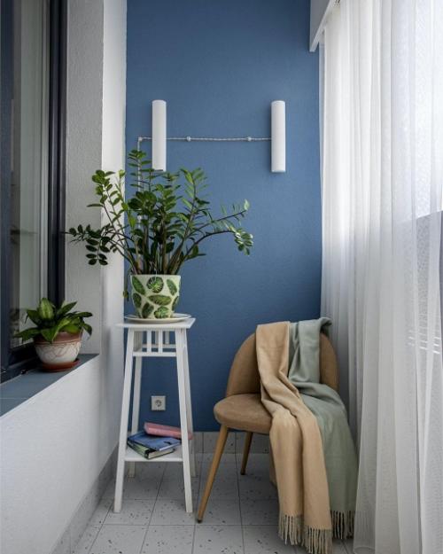 Владелица однокомнатной квартиры в ЖК Гринада в Москве хотела оформить интерьер с использованием ярких цветов, но при этом не перегрузить его. 08