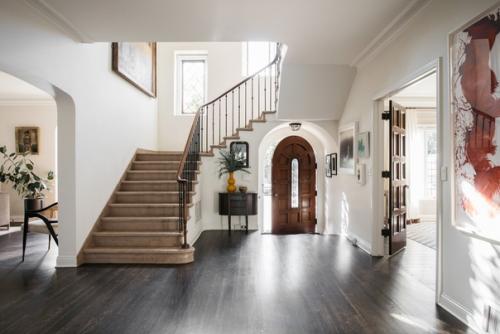 Современная лаконичность и очарование старины гармонично сочетаются в обновленном кирпичном особняке, построенном в 1925 году. 02